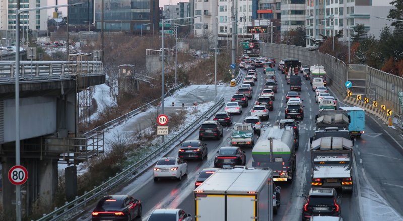 [서울=뉴시스] 김선웅 기자 = 5일 서울 강변북로에서 전날 내린 눈과 낮아진 기온으로 발생한 빙판으로 인해 차량이 서행하고 있다. 2025.12.05. mangusta@newsis.com