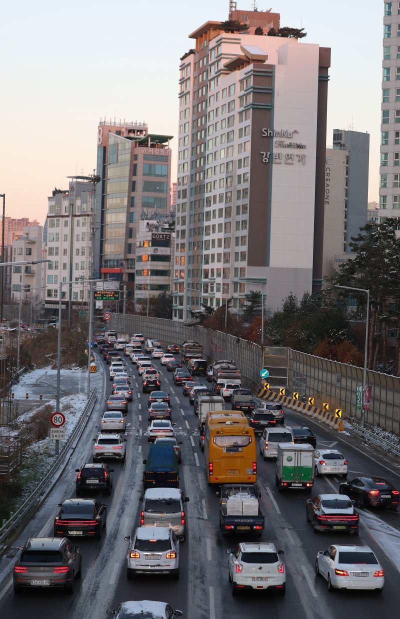 [서울=뉴시스] 김선웅 기자 = 5일 서울 강변북로에서 전날 내린 눈과 낮아진 기온으로 발생한 빙판으로 인해 차량이 서행하고 있다. 2025.12.05. mangusta@newsis.com