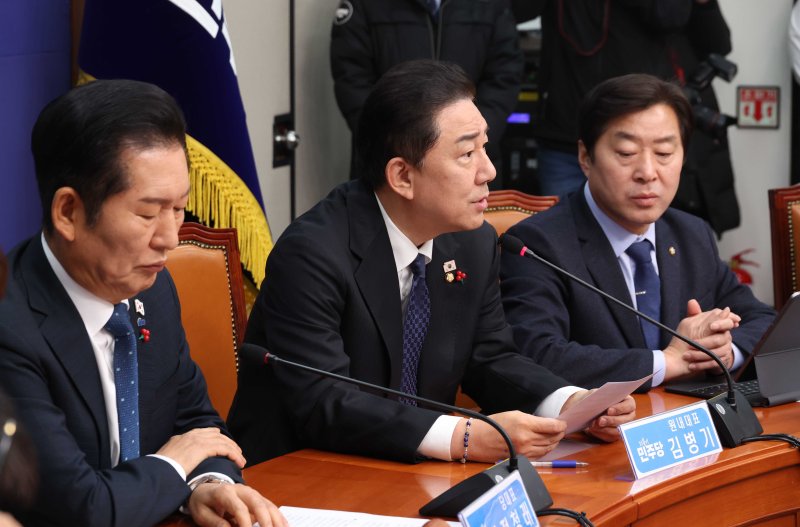 김병기 더불어민주당 원내대표가 5일 오전 서울 여의도 국회에서 열린 최고위원회의에서 발언을 하고 있다. 뉴시스