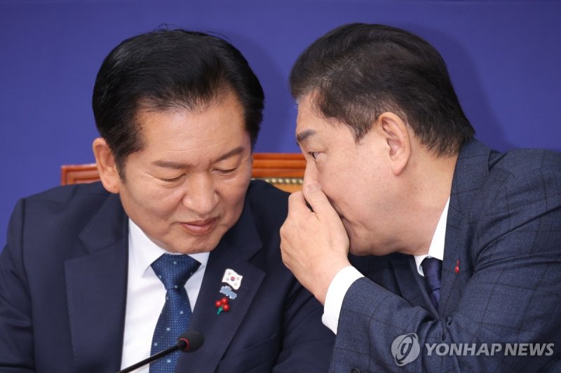 대화하는 더불어민주당 정청래 대표와 김병기 원내대표 (출처=연합뉴스)