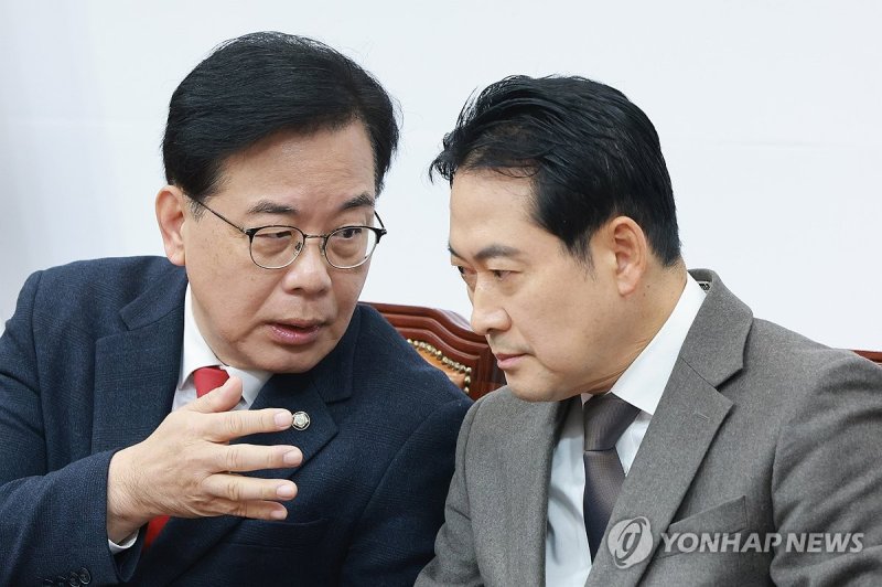 대화하는 장동혁 대표-송언석 원내대표 (출처=연합뉴스)