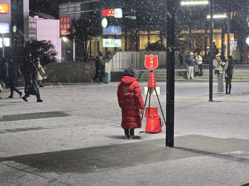 4일 서울 중구 서울역 광장에 올겨울 들어 첫 눈이 내리고 있다. 2025.12.4/뉴스1 ⓒ News1 황덕현 기후환경전문기자