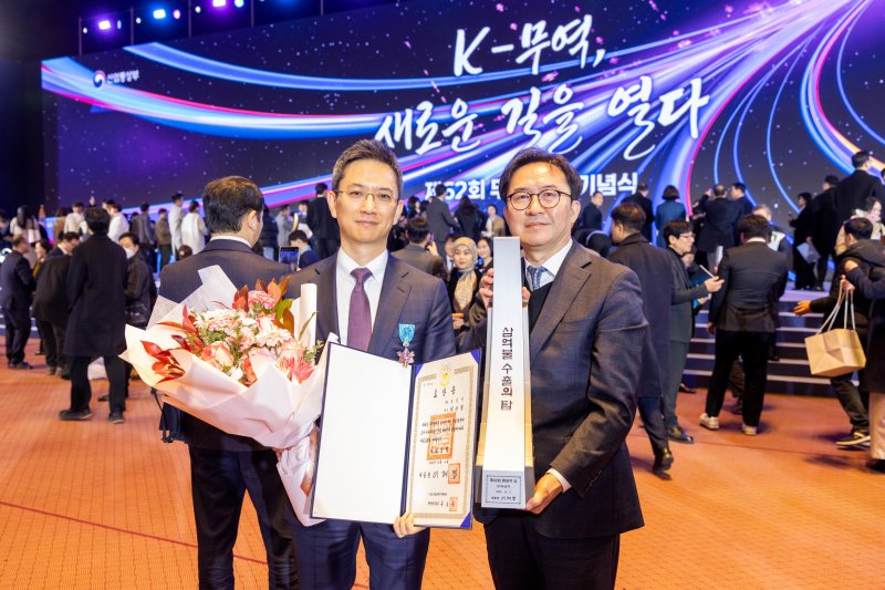 수상 후 허은철 GC녹십자 대표(왼쪽), 이우진 GC녹십자 글로벌사업본부장(오른쪽)이 기념촬영을 하고 있다. /GC녹십자 제공