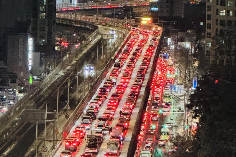 폭설이 내린 4일 서울 내부순환로 정릉램프 인근에서 차들이 서행하고 있다. 이날 내린 폭설로 오후 7시를 기해 내부순환로 전구간 진입이 통제됐다. 2025.12.4/뉴스1 ⓒ News1 신웅수 기자