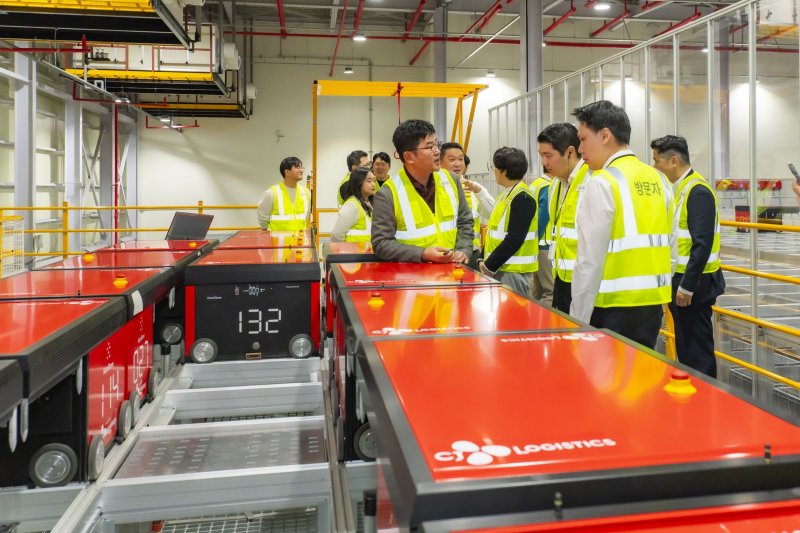 태국 CP 엑스트라 경영진이 4일 CJ대한통운의 첨단 물류센터를 방문했다. 오토스토어 참관 모습. (CJ대한통운 제공)