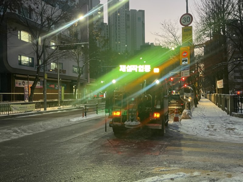 제설작업 중인 차량 (출처=연합뉴스)