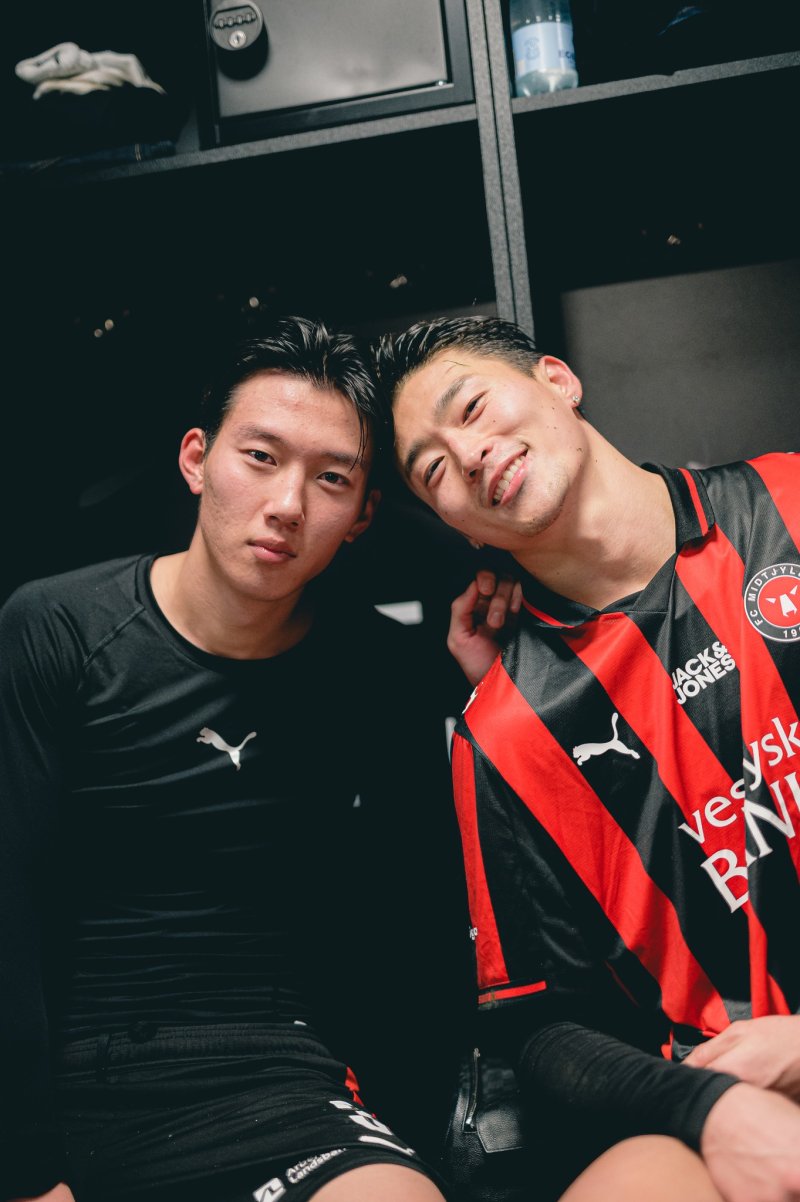 [서울=뉴시스] 덴마크 프로축구 미트윌란의 이한범과 조규성. (사진=미트윌란 SNS 캡처) *재판매 및 DB 금지