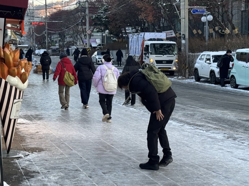 전날(4일) 내린 폭설로 인해 5일 인도가 얼면서 서울 종로구 안국역 인근을 지나가는 시민들이 조심하며 걷고 있다. 2025.12.5/뉴스1 ⓒ News1 권준언 기자