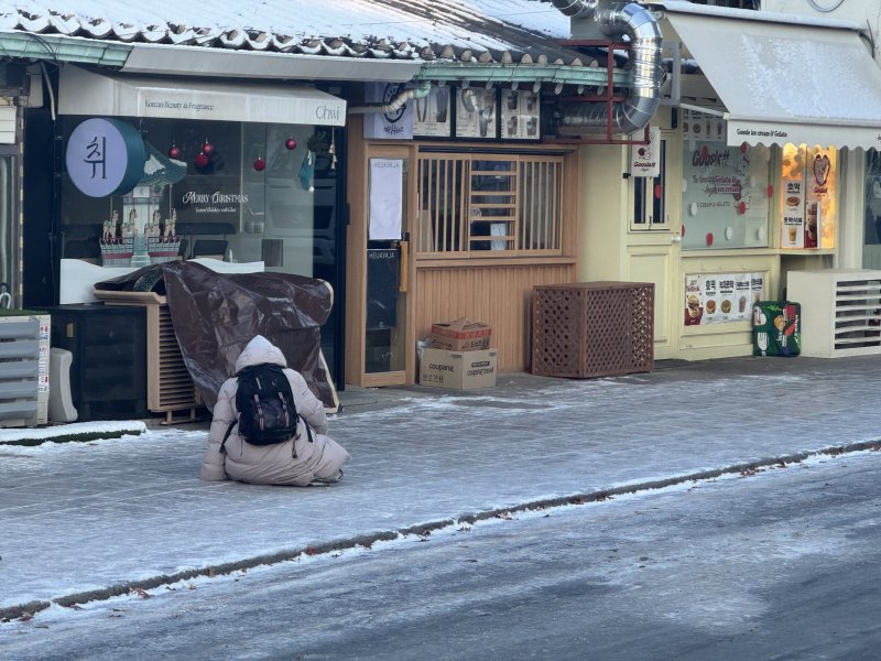 전날(4일) 내린 폭설로 인해 5일 인도가 언 안국역 인근. 2025.12.5/뉴스1 ⓒ News1 권준언 기자
