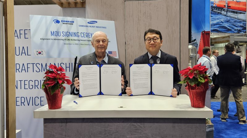 강주년 삼성중공업 팀장(오른쪽)과 조니 콘래드(Johnny Conrad) 콘래드조선소 의장이 세계 워크보트쇼가 열린 미국 뉴올리언즈에서 양해각서 기념 촬영을 하고 있다. (삼성중공업 제공)