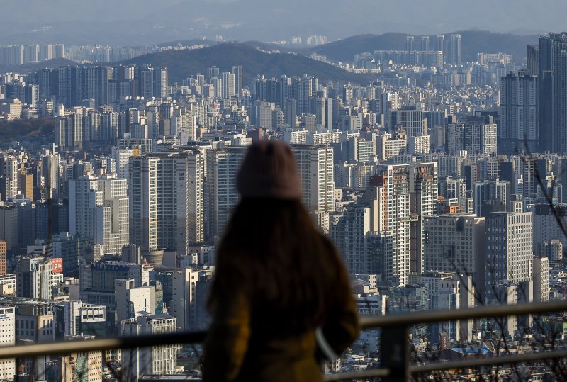[서울=뉴시스] 정병혁 기자 = 2일 서울 중구 남산에서 시내 아파트가 보이고 있다. 수요에 비해 공급이 뒷받침되지 않으면서 전세가격은 상승세를 이어가고 있다. 한국부동산원에 따르면 10·15 대책 발표 이후인 10월20일 기준 전국 아파트 전세가격은 0.06% 오른 뒤 상승폭이 확대됐다.전세의 월세화가 가속화되는 가운데 대출규제까지 강화되면서 전세 물건은 감소세를 보이고 있다. 규제지역 지정과 토지거래허가구역 확대로 서울 전역과 경기 일부 지역에서 전세를 끼고 매매하는 갭투자도 금지되면서 전세 물건이 줄었다.2025.12.02. 