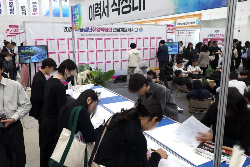 [세종=뉴시스] 강종민 기자 = 6일 세종시 어진동 세종컨벤션센터에서 열린 2025 세종청년취업박람회에서 많은 구직자들이 자신에게 맞는 일자리를 찾고 있다. 2025.11.06. ppkjm@newsis.com