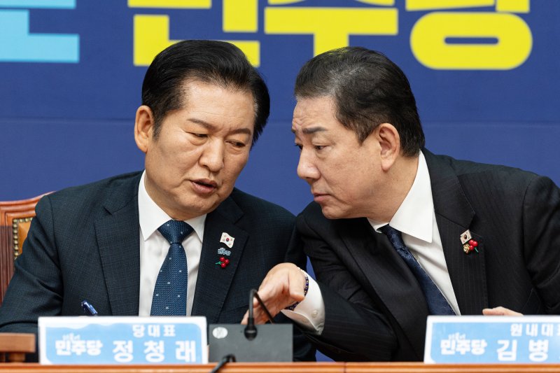 정청래 더불어민주당 대표와 김병기 원내대표가 5일 서울 여의도 국회에서 열린 최고위원회의에서 대화하고 있다. 2025.12.5/뉴스1 ⓒ News1 이승배 기자