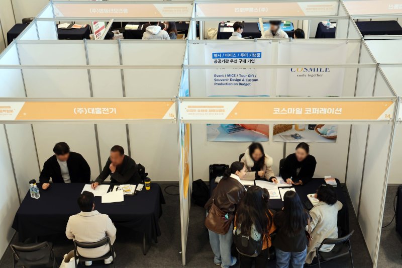 [부산=뉴시스] 하경민 기자 = '2025년도 K-수출전사 아카데미 외국인 유학생 채용박람회'가 열린 지난달 28일 부산 금정구 부산외국어대학교 만오기념홀에서 외국인 유학생들이 취업상담을 받고 있다. 이날 행사에는 31개 기업과 유관기관 7곳 등이 참가해 외국인 유학생을 대상으로 취업상담을 진행했다. 2025.11.28. yulnetphoto@newsis.com