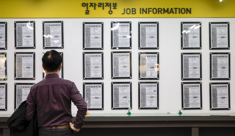 [서울=뉴시스] 정병혁 기자 = 서울 마포구 서부고용복지플러스센터를 찾은 시민이 구인공고를 보고 있다. 2025.11.12. jhope@newsis.com
