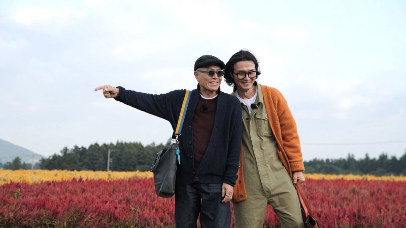 [제주=뉴시스] 인생샷 명소로 잘 알려진 서귀포시 표선면 보롬왓 메밀밭에서 TV CHOSUN 간판 교양 프로그램인 '식객 허영만의 백반기행' 촬영 모습. (사진=제주관광공사 제공) 2025.12.05. photo@newsis.com *재판매 및 DB 금지