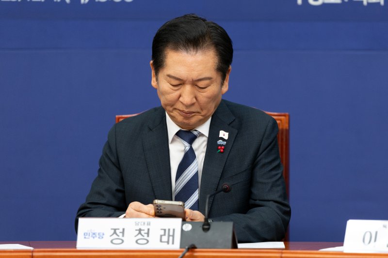 정청래 더불어민주당 대표가 4일 서울 여의도 국회에서 열린 역사와정의특별위원회-국가보훈정책특별위원회 보훈·역사 분야 정책 간담회에서 핸드폰을 확인하고 있다. 2025.12.4/뉴스1 ⓒ News1 이승배 기자