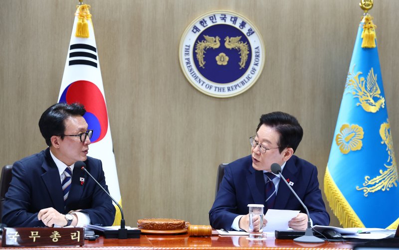 [서울=뉴시스] 고범준 기자 = 이재명 대통령과 김민석 국무총리가 2일 서울 용산 대통령실 청사에서 열린 국무회의에서 대화하고 있다. (대통령실통신사진기자단) 2025.12.02. bjko@newsis.com