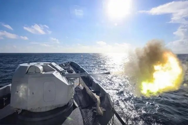 [서울=뉴시스] 최근 중국이 중국이 동아시아 해역 전역에서 사상 최대 규모의 해상 무력 시위를 벌인 것으로 알려졌다. 사진은 중국 군함이 남중국해 해상에서 훈련을 실시하면서 발포하는 모습. 2025.12.05