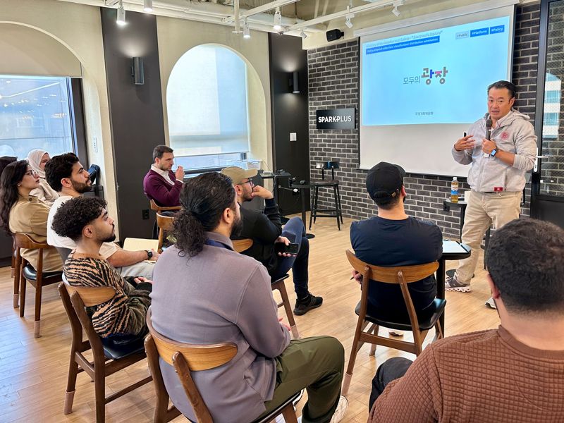 이한주 베스핀글로벌 창업자가 사우디아라비아 스타트업 대표 20인에게 이재명 정부의 AI 국민 소통 플랫폼 '모두의 광장' 성공 사례에 대해 설명하고 있다. 베스핀글로벌 제공