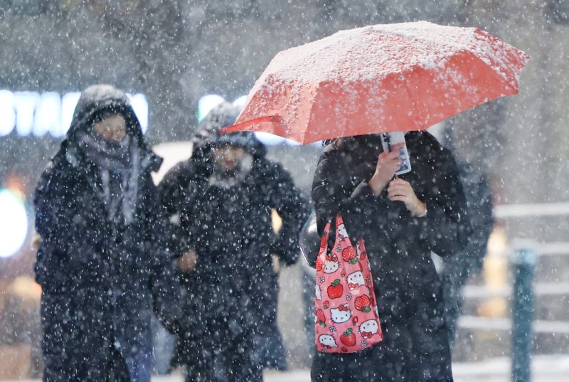 [서울=뉴시스] 황준선 기자 = 서울·인천·경기·강원 대설주의보가 발효된 지난 4일 오후 서울 중구 거리에 눈이 내리고 있다. 2025.12.04. hwang@newsis.com