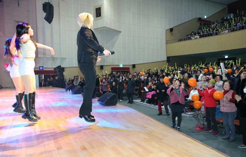 충북 괴산군은 지난 4일 밤 괴산문화예술회관에서 송년음악회를 개최했다.(괴산군 제공, 재판매 및 DB금지)/뉴스1