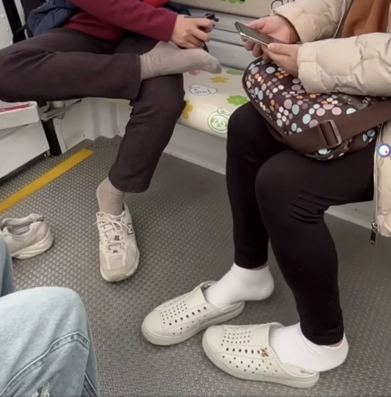 [서울=뉴시스] 대만 마오콩 케이블카 내부에서 한 여성이 신발을 벗고 발을 마사지하는 모습.(사진출처: SNS)2025.12.05.