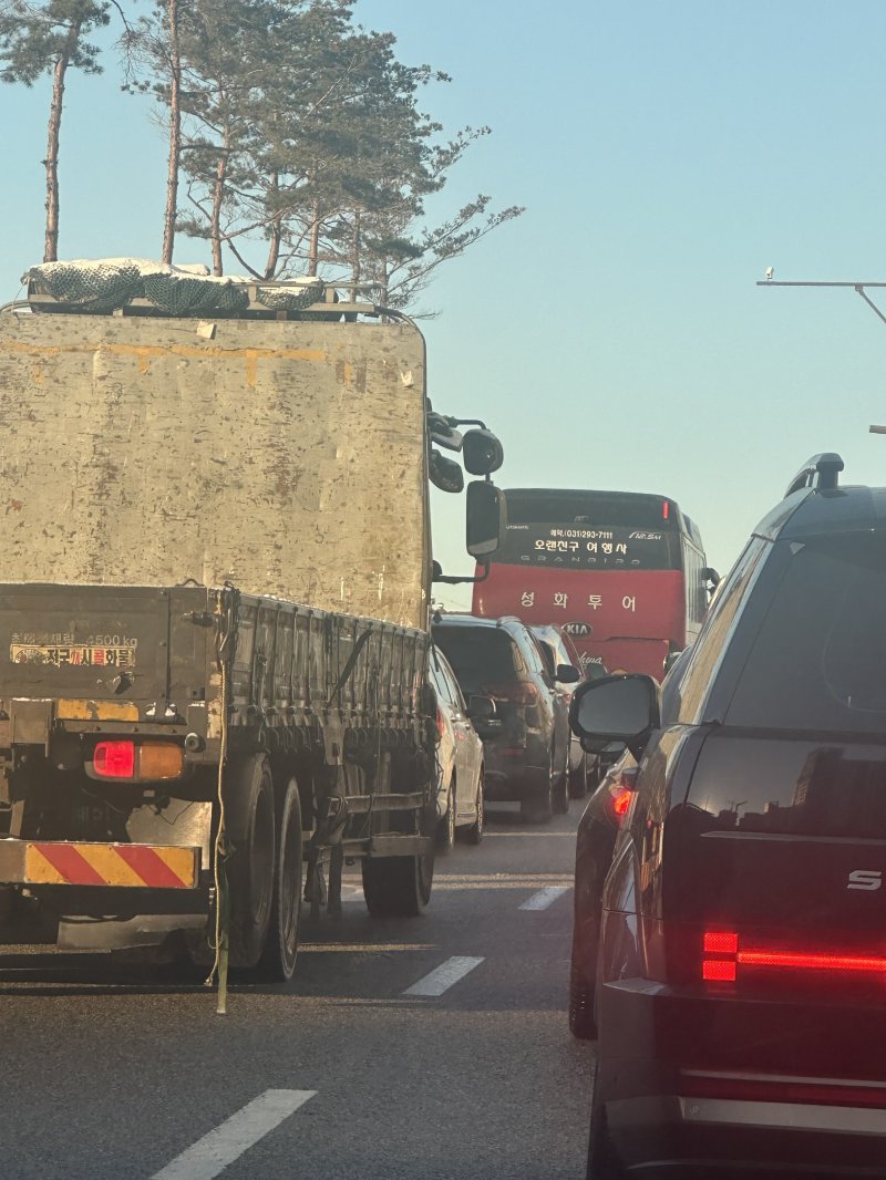 화성 동탄2신도시 목동 일대 도로에서 동탄숲 생태터널 공사로 출근길 차량들이 길게 줄지어 서 있다.