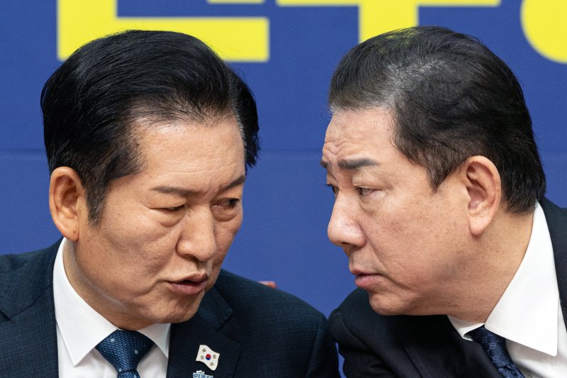 정청래 더불어민주당 대표와 김병기 원내대표가 5일 서울 여의도 국회에서 열린 최고위원회의에서 대화하고 있다. 2025.12.5/뉴스1 ⓒ News1 이승배 기자