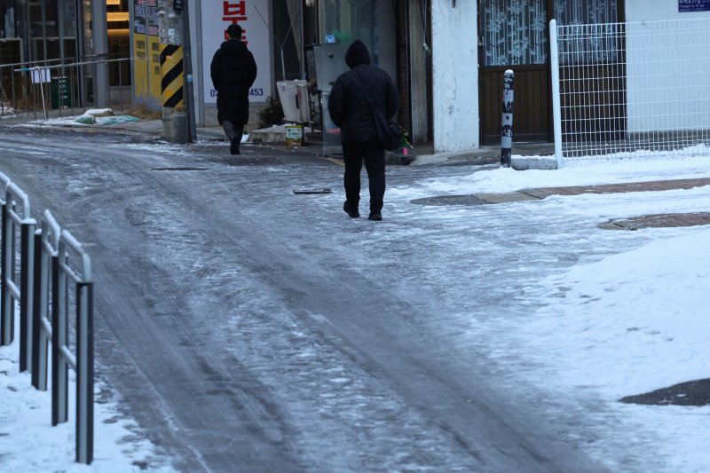 [서울=뉴시스] 권창회 기자 = 폭설 후 한파로 도로 곳곳이 얼어붙은 5일 오전 서울 중구 충무로역 인근에서 시민들이 빙판길을 조심히 걷고 있다. 2025.12.05. kch0523@newsis.com