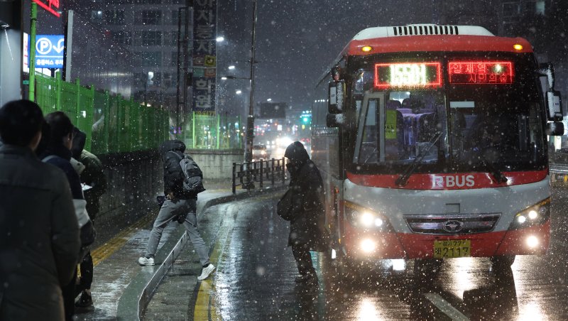 서울 전역을 포함한 수도권에 대설주의보가 내려진 4일 오후 경기 화성시 송화초등학교 인근 경기대로에 많은 눈이 내리고 있다. 2025.12.4/뉴스1 ⓒ News1 김영운 기자