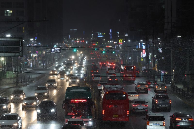 서울 전역을 포함한 수도권에 대설주의보가 내려진 4일 오후 경기 화성시 송화초등학교 인근 경기대로에 많은 눈이 내리고 있다. 2025.12.4/뉴스1 ⓒ News1 김영운 기자