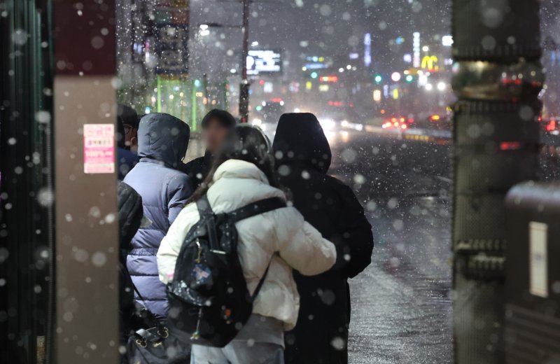 서울 전역을 포함한 수도권에 대설주의보가 내려진 4일 오후 경기 화성시 송화초등학교 인근 경기대로에 많은 눈이 내리고 있다. 2025.12.4/뉴스1 ⓒ News1 김영운 기자