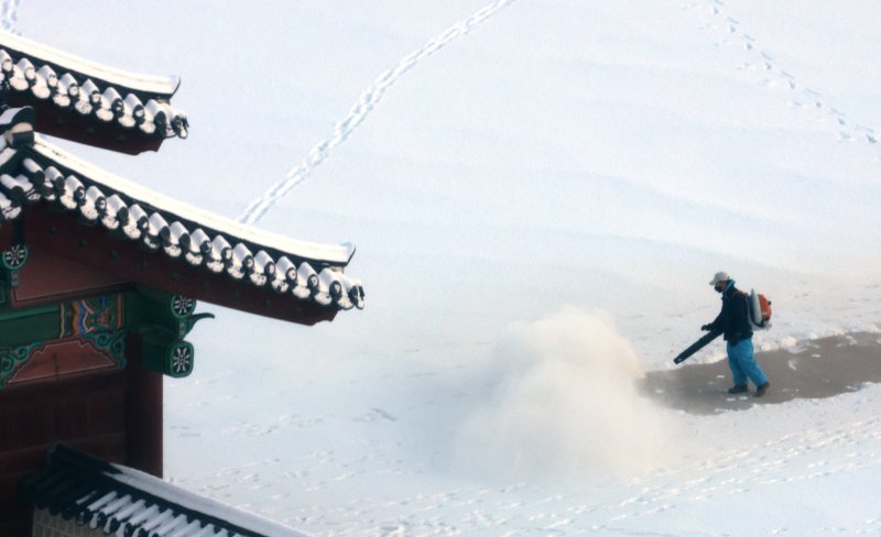5일 서울 종로구 경복궁에서 관계자가 밤새 내린 눈을 치우고 있다. 2025.12.5/뉴스1 ⓒ News1 임세영 기자