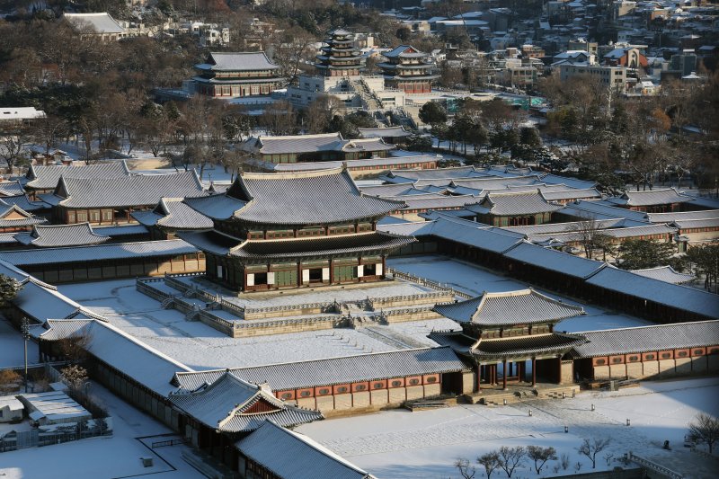 5일 서울 종로구 경복궁 일대가 밤새 내린 눈으로 하얗게 뒤덮여 있다. 2025.12.5/뉴스1 ⓒ News1 임세영 기자