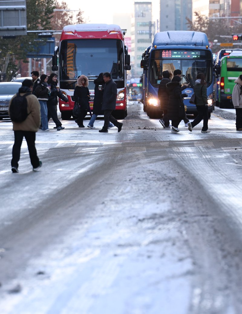 폭설 후 한파로 도로 곳곳이 얼어붙은 5일 오전 서울 종로일대 도로에 눈이 쌓여 있다. 2025.12.5/뉴스1 ⓒ News1 구윤성 기자