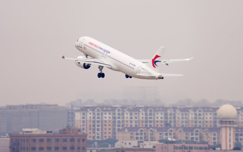 [상하이=신화/뉴시스]중국동방항공의 C919 대형 여객기가 2022년 12월26일 상하이 훙차오 국제공항에서 이륙하고 있는 광경. 2025.12.05.