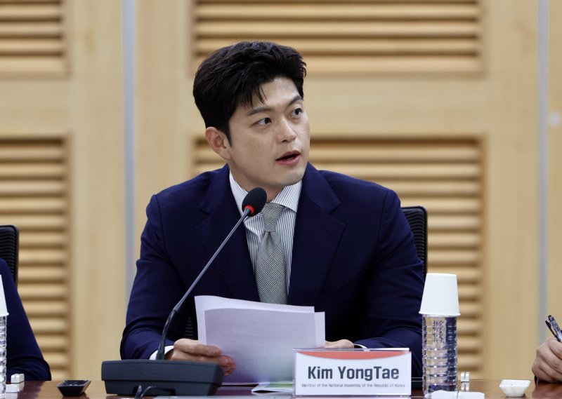 [서울=뉴시스] 김명년 기자 = 김용태 국민의힘 의원이 1일 오전 서울 여의도 국회 의원회관에서 열린 'KOR-UK 보수당 기후에너지 라운드테이블'에서 발언하고 있다. 2025.10.01. kmn@newsis.com