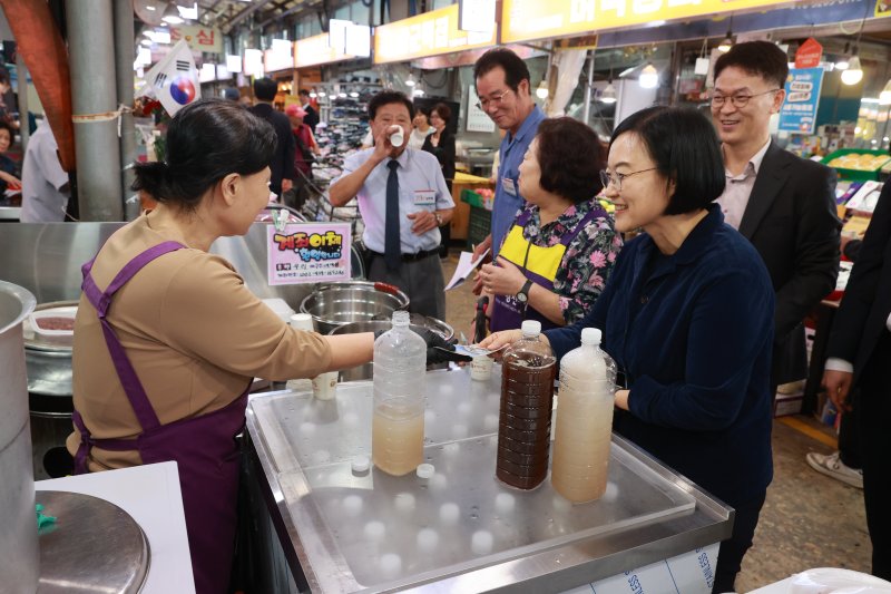한성숙 중소벤처기업부 장관이 1일 서울 서대문구 독립문 영천시장을 방문해 물건을 구입하고 상인들을 격려하고 있다. (중소벤처기업부 제공. 재판매 및 DB금지) ⓒ News1 DB