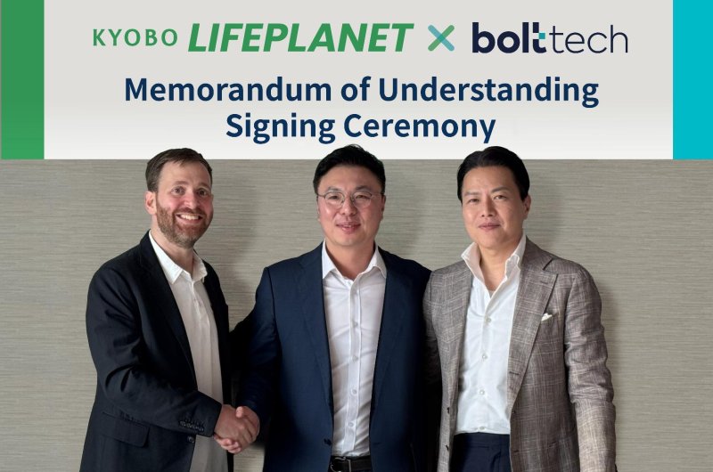 12월 3일 홍콩에서 열린 아시아 최대 규모의 인슈어테크 컨퍼런스 ( Insurtech insights Asia 2025) 에서 교보라이프플래닛과 볼트테크코리아가 업무협약을 체결했다. 좌측부터 필립 볼트테크 아시아태평양 대표, 김영석 교보라이프플래닛 대표, 고광범 볼트테크코리아 대표/사진제공=교보라이프플래닛생명