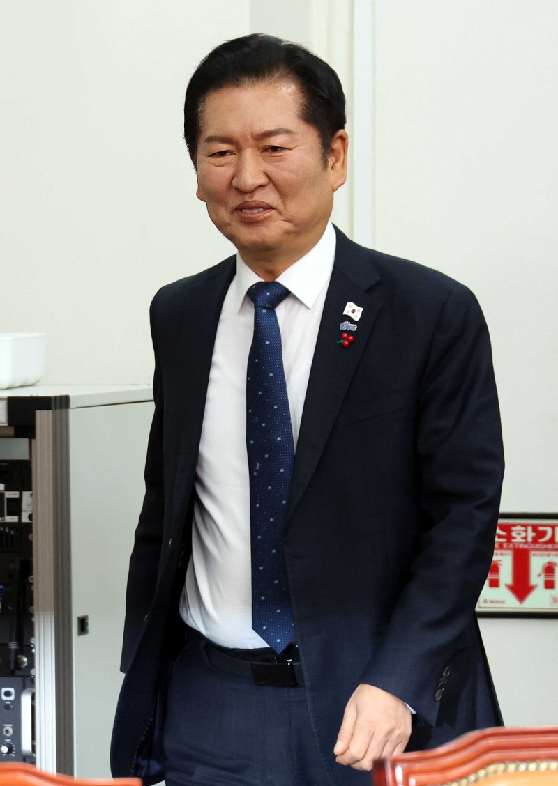 [서울=뉴시스] 조성봉 기자 = 정청래 더불어민주당 대표가 5일 오전 서울 여의도 국회에서 열린 최고위원회의에 참석하고 있다. 2025.12.05. suncho21@newsis.com