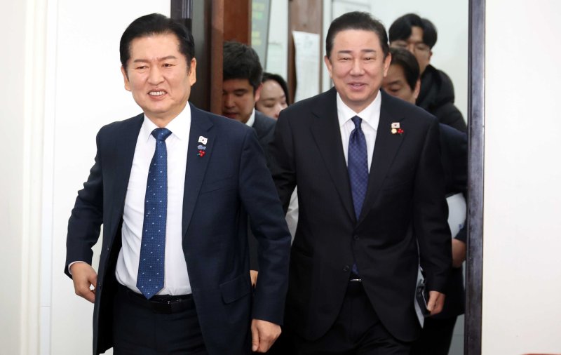 [서울=뉴시스] 조성봉 기자 = 정청래 더불어민주당 대표와 깁병기 원내대표가 5일 오전 서울 여의도 국회에서 열린 최고위원회의에 참석하고 있다. 2025.12.05. suncho21@newsis.com