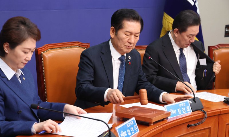 [서울=뉴시스] 조성봉 기자 = 정청래 더불어민주당 대표가 5일 오전 서울 여의도 국회에서 열린 최고위원회의에서 의사봉을 두드리고 있다. 2025.12.05. suncho21@newsis.com