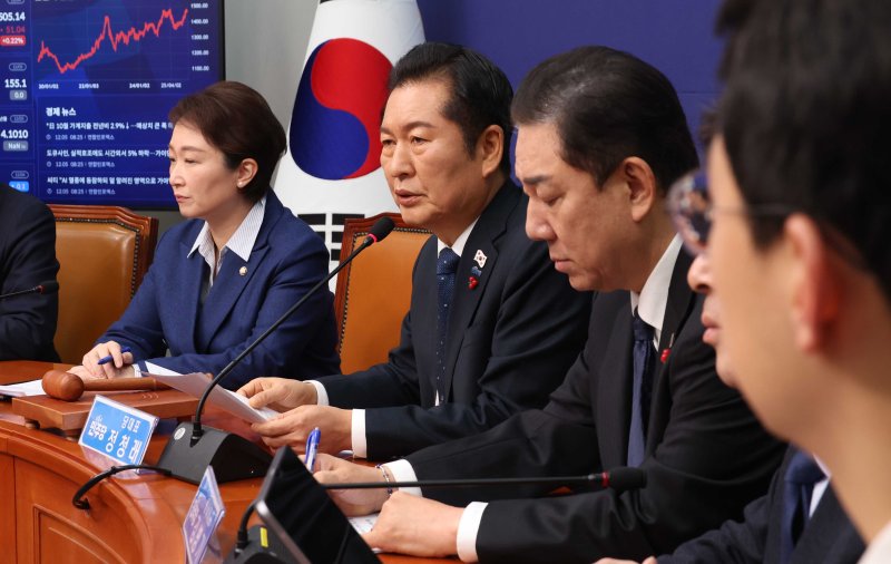 [서울=뉴시스] 조성봉 기자 = 정청래 더불어민주당 대표가 5일 오전 서울 여의도 국회에서 열린 최고위원회의에서 발언을 하고 있다. 2025.12.05. suncho21@newsis.com