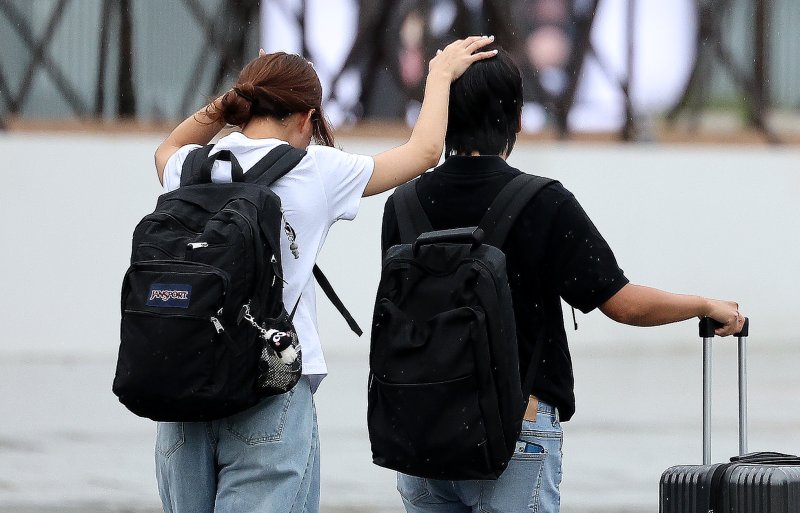 [대구=뉴시스] 이무열 기자 = 비가 내리는 9일 대구 동구 동대구역 인근에서 우산을 준비하지 못한 시민들이 손으로 머리를 가린 채 이동하고 있다. 2025.09.09. lmy@newsis.com