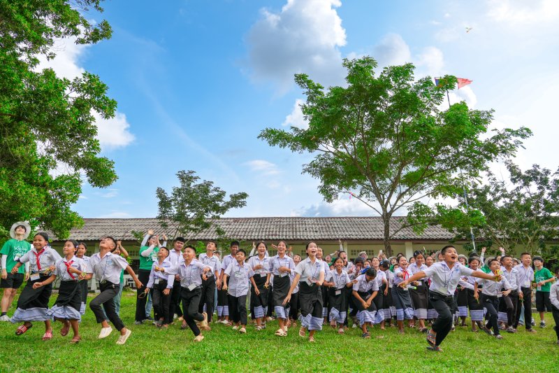 지난달 12일 교보다솜이글로벌봉사단과 라오스 방비엥에 위치한 힌후아쓰아 중고등학교 학생들이 운동장에서 함께 새총을 날리고 있다./사진제공=교보생명