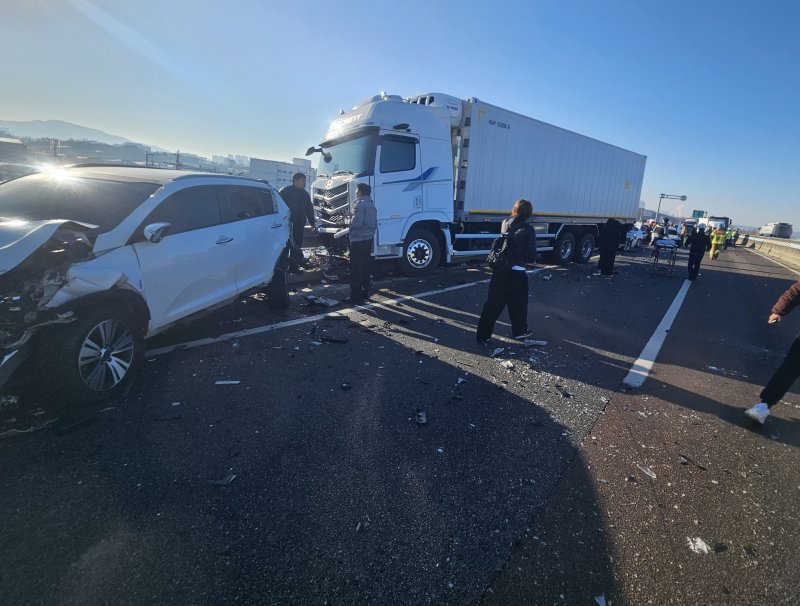 5일 오전 9시 10분쯤 충북 청주시 청원구 오동동 3순환로에서 차량 9대가 연쇄 추돌했다. (청주동부소방서 제공. 재판매 및 DB금지)/뉴스1