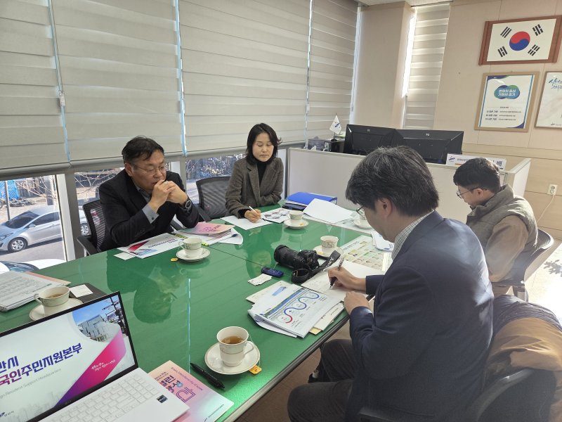 [안산=뉴시스]이억배 외국인주민지원본부장(사진 왼쪽 첫 번째)이 4일 안산시외국인주민지원본부를 방문한 아사히신문 기자들에게 외국인정책에 대해 설명하고 있다.(사진=안산시 제공)2025.12.05.photo@newsis.com *재판매 및 DB 금지