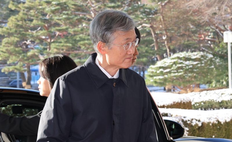 조희대 대법원장, 내란재판부 입장 묻자 "법원장회의서 논의"