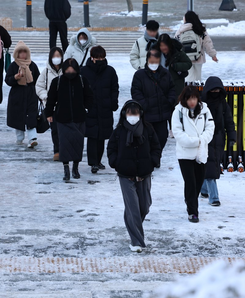 폭설 후 한파로 도로 곳곳이 얼어붙은 5일 오전 서울 청계광장 일대에서 시민들이 출근길 발걸음을 옮기고 있다. 2025.12.5/뉴스1 ⓒ News1 구윤성 기자